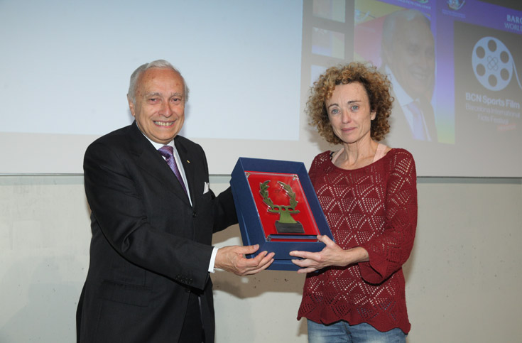 FICTS President Prof. Ascani awarded Mrs Marta Carranza with the "FICTS Guirlande d'Honneur"